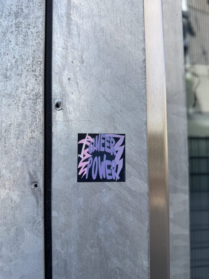 Sticker «Queer Power» in pink und lila auf schwarzem Hintergrund